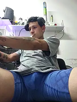 Snapshot of tom_latin chatting on June 8, 10:43 pm tom latin online show from June 8, 10:43 pm