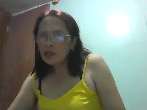 Snapshot of momshe2026 chatting on May 20, 1:17 pm momshe2026 online show from May 20, 1:17 pm