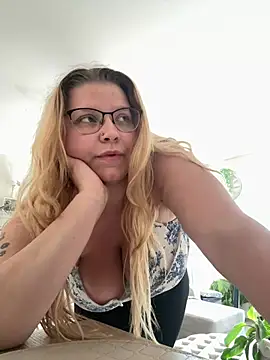 Snapshot of LucieLouBabe chatting on June 12, 12:04 pm LucieLouBabe online show from June 12, 12:04 pm