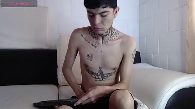 Snapshot of badboy-fox chatting on June 15, 3:58 pm badboy-fox online show from June 15, 3:58 pm