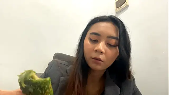 Snapshot of KristieOrtmann chatting on May 23, 8:40 am KristieOrtmann online show from May 23, 8:40 am