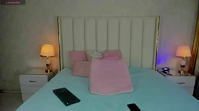 Snapshot of KaylaDavies chatting on June 19, 8:34 pm KaylaDavies online show from June 19, 8:34 pm