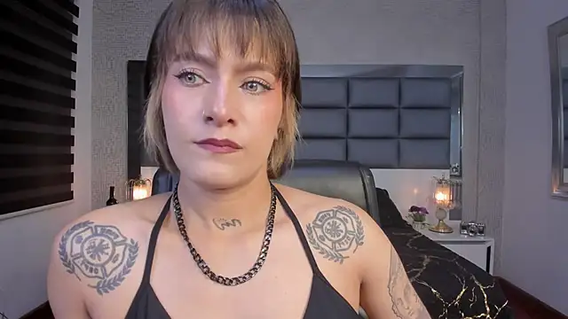 Snapshot of Mrs_Regina_clk chatting on June 16, 3:20 am Mrs Regina clk online show from June 16, 3:20 am