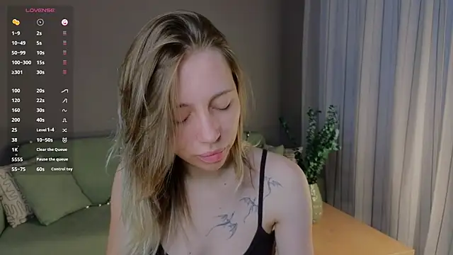 Snapshot of BlondeKelly chatting on July 4, 5:19 pm BlondeKelly online show from July 4, 5:19 pm