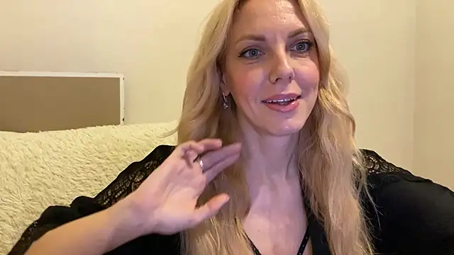 Snapshot of Allmaybe chatting on June 4, 6:25 pm Allmaybe online show from June 4, 6:25 pm
