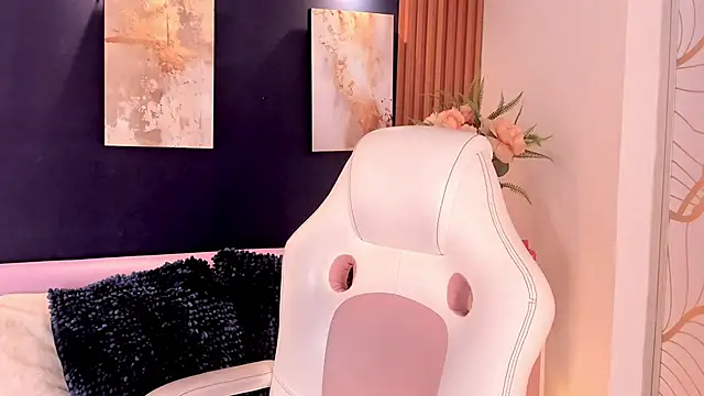 Snapshot of Adann_Scott chatting on June 6, 12:43 pm Adann Scott online show from June 6, 12:43 pm