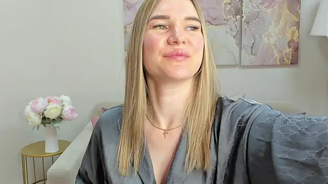 Snapshot of RoxyReignn chatting on June 11, 12:32 am RoxyReignn online show from June 11, 12:32 am