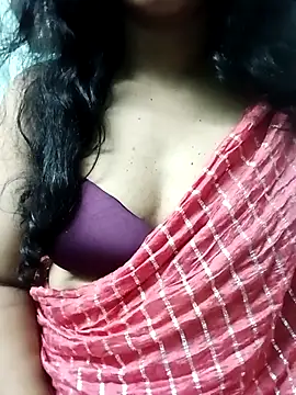 Snapshot of roopa__ chatting on June 18, 2:23 am roopa online show from June 18, 2:23 am