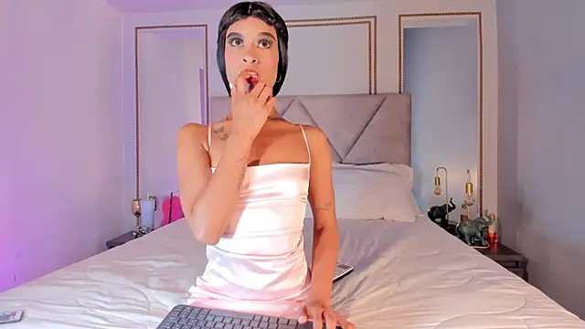 NicoleeJoness online show from June 12, 4:11 am