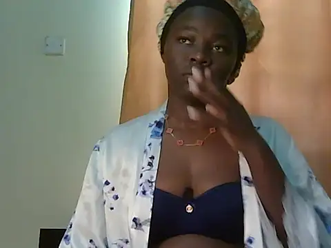 Snapshot of roziebeauty chatting on June 22, 12:13 pm roziebeauty online show from June 22, 12:13 pm