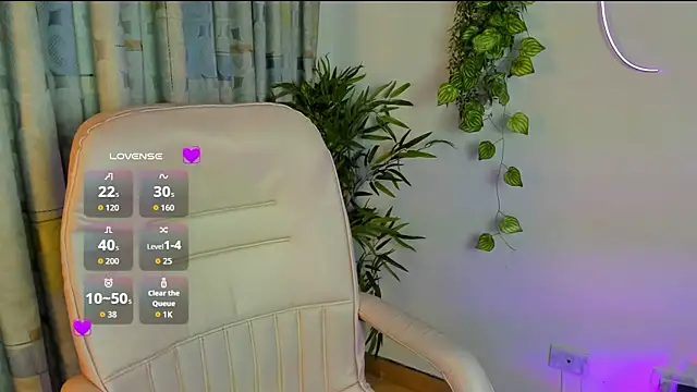 Snapshot of Zoe_Queens chatting on July 13, 12:30 pm Zoe Queens online show from July 13, 12:30 pm