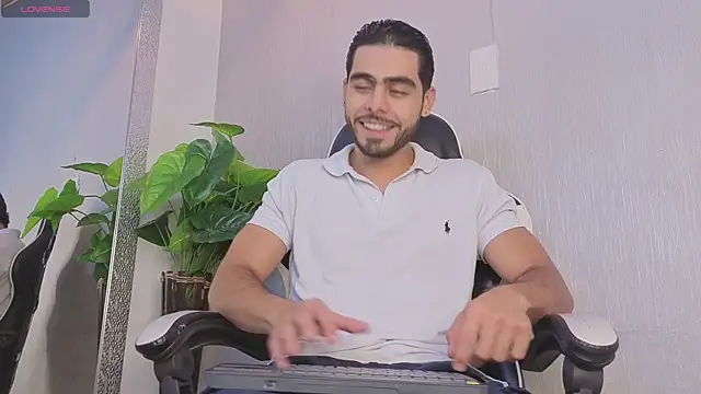 Snapshot of Jadiel_Stone chatting on July 15, 12:21 pm Jadiel Stone online show from July 15, 12:21 pm