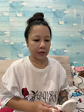 Snapshot of LINDA_HD chatting on June 30, 1:34 pm LINDA HD online show from June 30, 1:34 pm