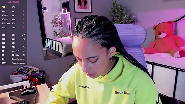 Snapshot of Millie_Volturi chatting on July 20, 1:46 pm Millie Volturi online show from July 20, 1:46 pm
