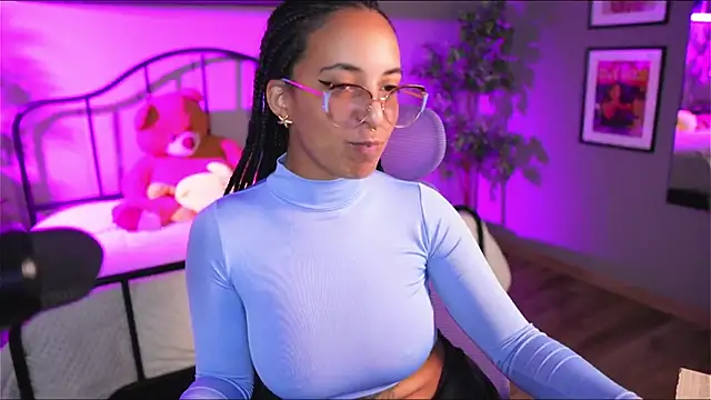 Snapshot of Millie_Volturi chatting on July 28, 3:21 pm Millie Volturi online show from July 28, 3:21 pm