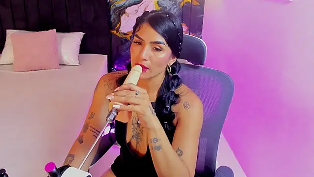 Snapshot of Alanna_Wild chatting on June 20, 5:27 pm Alanna Wild online show from June 20, 5:27 pm