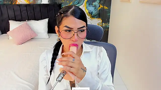 Snapshot of Alanna_Wild chatting on June 22, 7:11 pm Alanna Wild online show from June 22, 7:11 pm