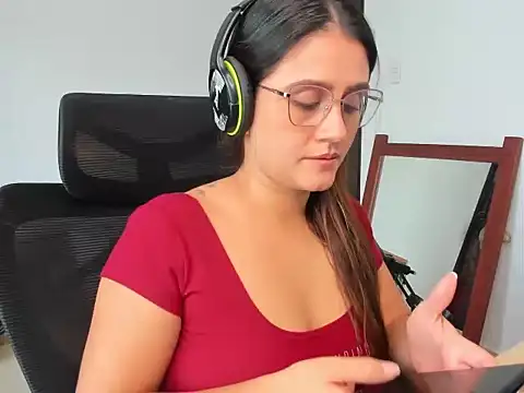 Snapshot of Emilia_Funnyy chatting on July 6, 3:03 pm Emilia Funnyy online show from July 6, 3:03 pm