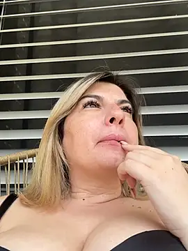 Snapshot of evaxxxcurvyxxx chatting on June 19, 9:57 am evaxxxcurvyxxx online show from June 19, 9:57 am