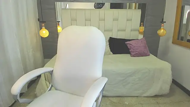 Snapshot of Miranda__Green chatting on July 4, 1:50 pm Miranda Green online show from July 4, 1:50 pm