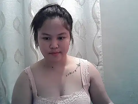 Snapshot of ThePrettySecret chatting on June 6, 7:24 am ThePrettySecret online show from June 6, 7:24 am