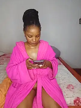 Snapshot of creamiequeen chatting on June 28, 11:05 am creamiequeen online show from June 28, 11:05 am