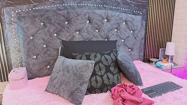 Snapshot of AlexandraNoxx chatting on July 4, 10:21 am AlexandraNoxx online show from July 4, 10:21 am