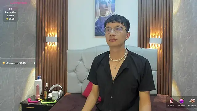 Snapshot of Julian_Foxxx chatting on May 27, 7:55 pm Julian Foxxx online show from May 27, 7:55 pm