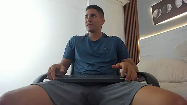 Snapshot of Mauro_boy chatting on June 11, 7:34 pm Mauro boy online show from June 11, 7:34 pm