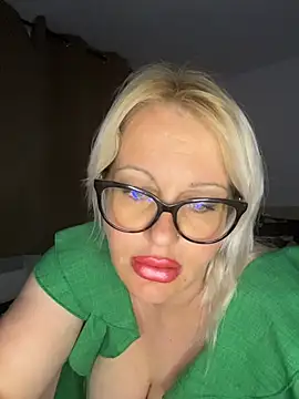 Snapshot of brenda121 chatting on May 27, 9:56 pm brenda121 online show from May 27, 9:56 pm
