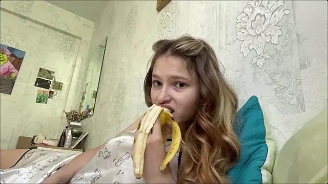 Snapshot of HeIen_cute chatting on June 30, 6:25 am HeIen cute online show from June 30, 6:25 am