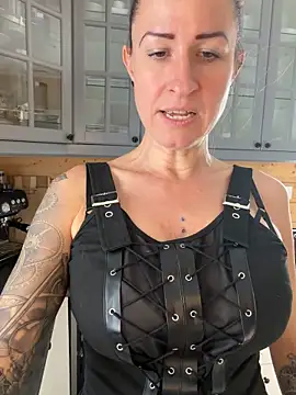 Snapshot of GermanMilfJasmin chatting on June 10, 8:35 am GermanMilfJasmin online show from June 10, 8:35 am