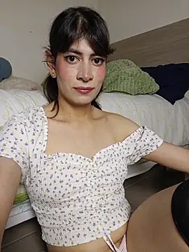 Snapshot of YanaSoHot chatting on June 5, 1:34 am YanaSoHot online show from June 5, 1:34 am