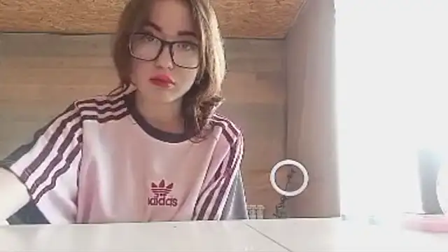Snapshot of OliviaMoment chatting on June 25, 10:42 am OliviaMoment online show from June 25, 10:42 am