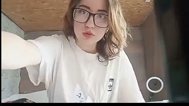 Snapshot of OliviaMoment chatting on July 2, 8:42 am OliviaMoment online show from July 2, 8:42 am