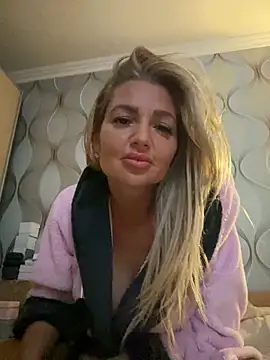 Snapshot of szexicicamica chatting on June 7, 6:44 pm szexicicamica online show from June 7, 6:44 pm