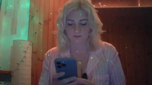 LunaaKiss online show from June 3, 10:15 pm
