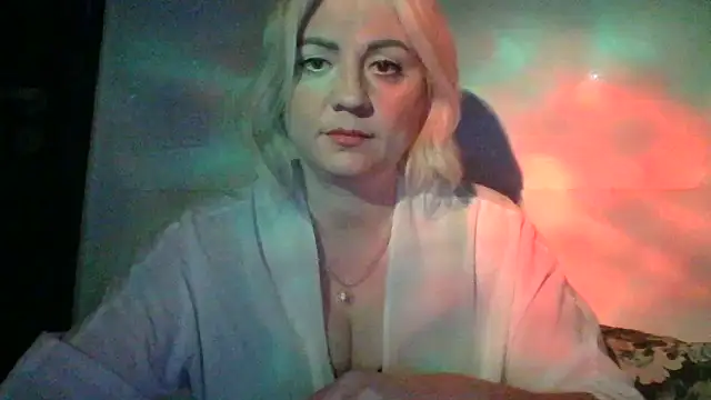 LunaaKiss online show from June 8, 8:20 pm