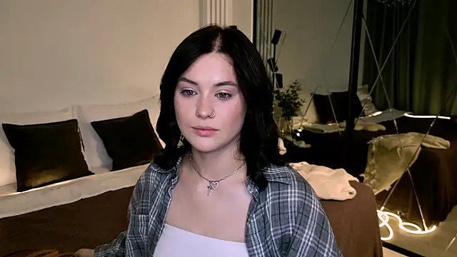 Snapshot of MurielGray chatting on June 2, 5:42 am MurielGray online show from June 2, 5:42 am