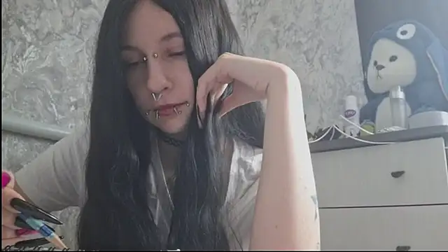 Snapshot of KrissyHiott chatting on June 1, 4:14 am KrissyHiott online show from June 1, 4:14 am