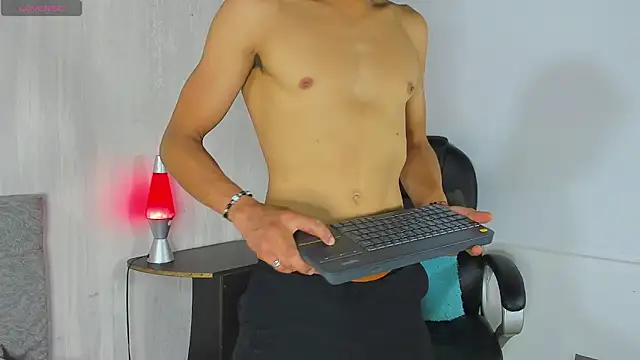 Snapshot of tommyhot7 chatting on June 20, 9:28 pm tommyhot7 online show from June 20, 9:28 pm