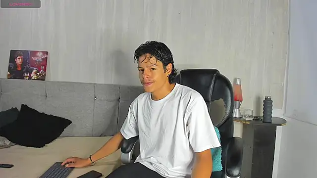 Snapshot of tommyhot7 chatting on June 25, 8:35 pm tommyhot7 online show from June 25, 8:35 pm