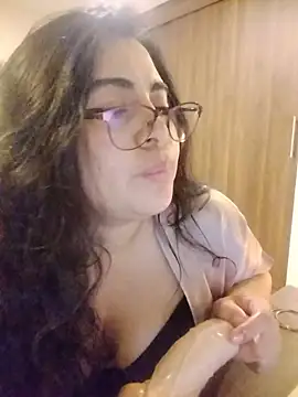 Snapshot of Roxxy_Sade chatting on June 11, 12:32 am Roxxy Sade online show from June 11, 12:32 am