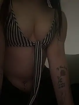 badbunnybabe123 online show from June 1, 7:32 am