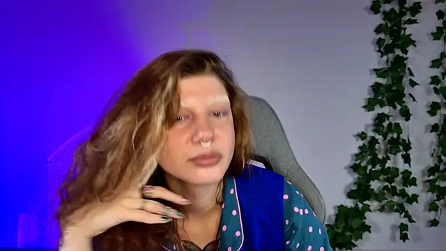 Snapshot of VivienDarkbloom chatting on June 2, 9:22 am VivienDarkbloom online show from June 2, 9:22 am