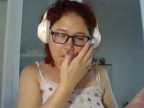 Snapshot of bitchychubby chatting on July 8, 1:43 am bitchychubby online show from July 8, 1:43 am
