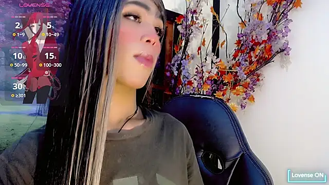 Snapshot of Honey_Balenciaga chatting on June 4, 7:42 pm Honey Balenciaga online show from June 4, 7:42 pm