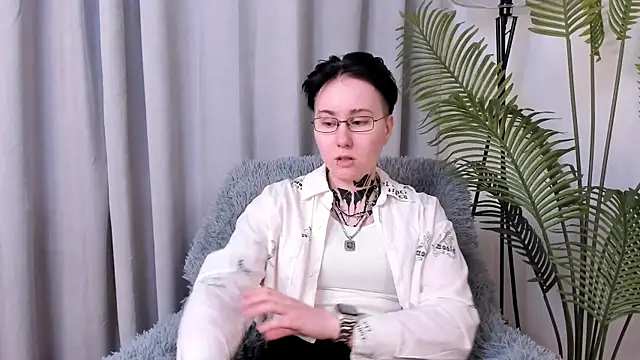 Snapshot of LeonOsbey chatting on June 3, 2:08 pm LeonOsbey online show from June 3, 2:08 pm