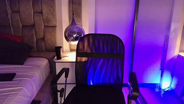 LucasThomson  online show from June 24, 4:00 am