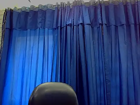 Snapshot of lucyli_25 chatting on June 10, 12:59 pm lucyli 25 online show from June 10, 12:59 pm